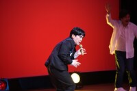 ダンスする溜口。