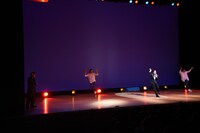 タッカーノ（左）も溜口のダンスと歌にノリノリ。