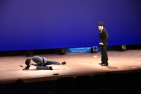 嫌なことを言ってくるタッカーノに逆襲する溜口（右）。