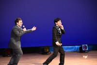 好きな人が見に来ているといい、照れる溜口（右）。