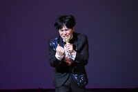 リクエストの多かった「笑顔のゲンキ」を歌う溜口。