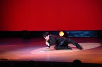 重力に抗いながら歌う溜口。