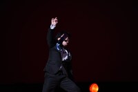 溜口が歌っている途中、ゴールデンマイクがテキサスの風で飛んでいってしまう。