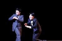 ゴールデンマイクを探す旅に出る溜口とタッカーノ。