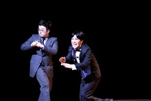 ゴールデンマイクを探す旅に出る溜口とタッカーノ。