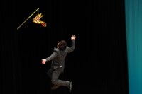 インタレスティングバードに飛びかかるタッカーノ。