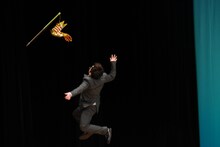 インタレスティングバードに飛びかかるタッカーノ。