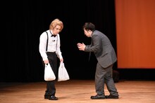 はぐれたはずの溜口にそっくりな金髪男に遭遇し、焦るタッカーノ（右）。