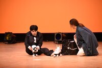 ローラースケートシューズに足を入れてみる溜口。