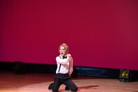 インドダンスを披露し、ミュージックシアターのステージを支配する金髪男。