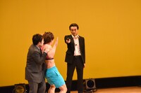 侵入者に銃を向けるミュージックシアターのオーナー。