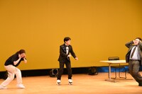 若者には聞こえる高音が耳に入ってこない溜口（中央）。