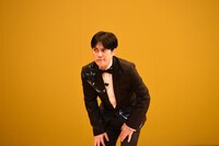 高音が聞こえない様子の溜口。