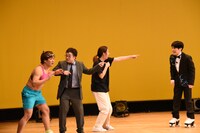 高音が聞こえず、年下たちに笑われる溜口（右）。