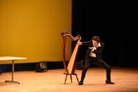 切れ味のよさそうなものを投げて攻撃するハラスメント高佐。