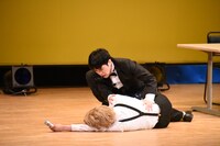 生き別れの双子の兄・ユウイチロウに助けられる溜口。