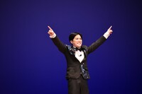 架空の芸能人ゴシップでテキサスの客を盛り上げようとする溜口。