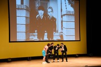 ゴールデンマイクには双子の写真入りUSBメモリが装着されていた。