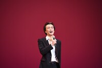 節を変えながら歌うザ・ギース高佐。