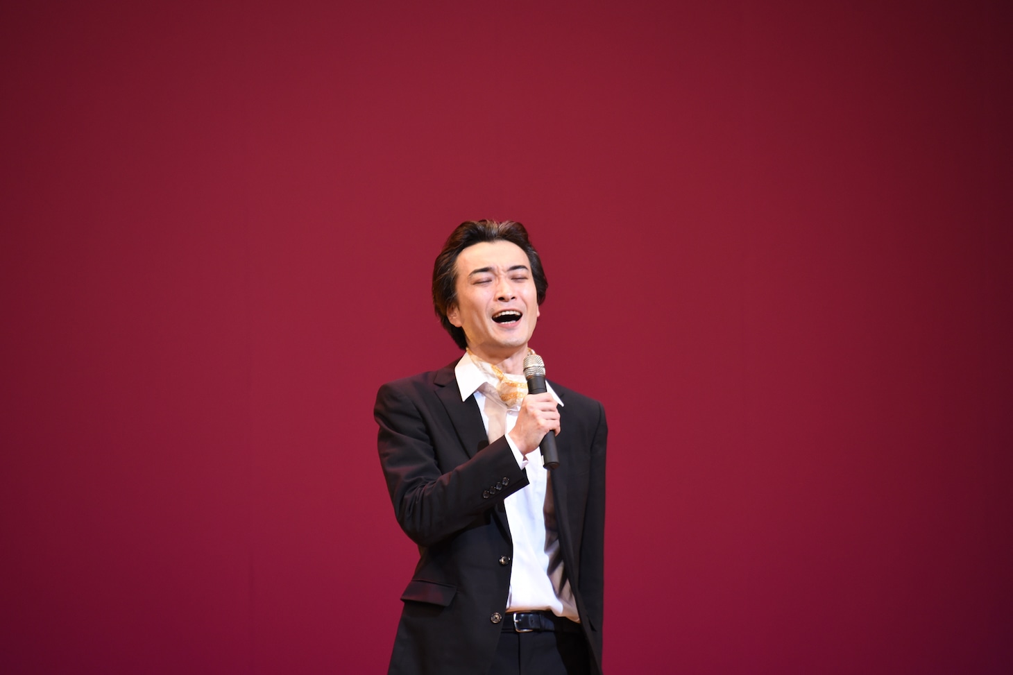節を変えながら歌うザ・ギース高佐。
