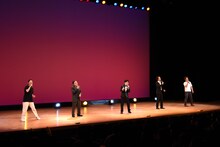 「愛は勝つ」を歌う（左から）ターリーターキー玉、タッカーノ、ラブレターズ溜口、ザ・ギース高佐、肉体戦士ギガ。