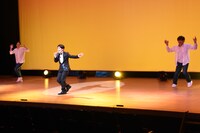 オープニングでダンスする溜口。