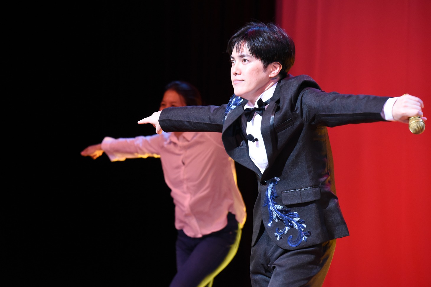 のっけからダンスする溜口。