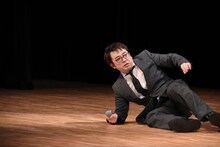 溜口に暴力を振るわれるタッカーノ。