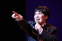 歌う溜口。2022年6月の「溜口スーパードリームショー」より