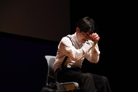 せきしろ作コント「沢田知可子コンサートツアーin徳島」を披露する溜口。