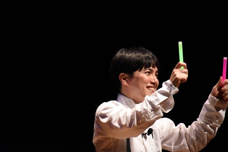 せきしろ作コント「沢田知可子コンサートツアーin徳島」で「会いたい」に合いの手を入れる溜口。