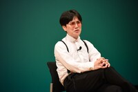 渡辺佑欣作コント「売れたいミュージシャン」を披露する溜口。