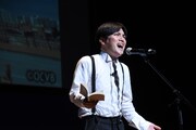 ラブレターズ塚本作コント「朗読男子」を披露する溜口。