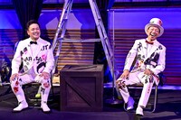 （左から）くりぃむしちゅー有田、バイきんぐ小峠。(c)TBS