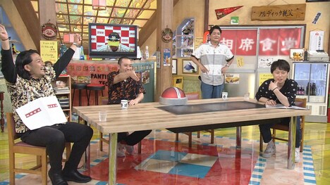 千鳥と見取り図（両端）が出演する「千鳥の野球チームを作ろう」企画のワンシーン。(c)ABCテレビ