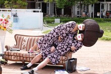 “W徹子”に扮する天竺鼠・川原と野性爆弾くっきー！。(c)関西テレビ