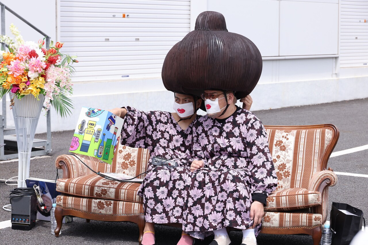 “W徹子”に扮する天竺鼠・川原（左）と野性爆弾くっきー！（右）。(c)関西テレビ