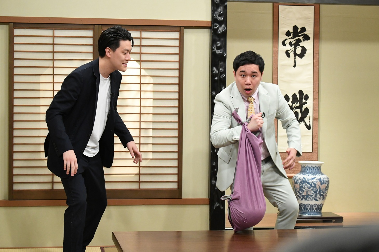 「芸能界常識チェック～トリニクって何の肉!?～」で「正しい風呂敷の包み方」チェックに挑む霜降り明星。(c)ABCテレビ
