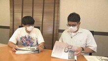 戦時中の漫才台本に込められた作家の思いを読み解くミキ。(c)NHK