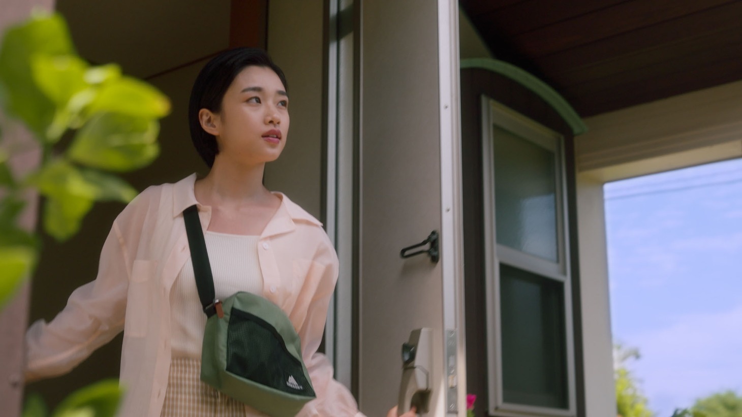 「GREGORY SHOULDER BAG BOOK BLACK ver. / DARK OLIVE ver.」のテレビCMより。
