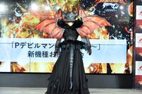 デヴィ夫人の後ろ姿。