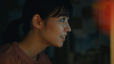 ドラマ「Killer News」より、記事を書く主人公・上原（吉谷彩子）。