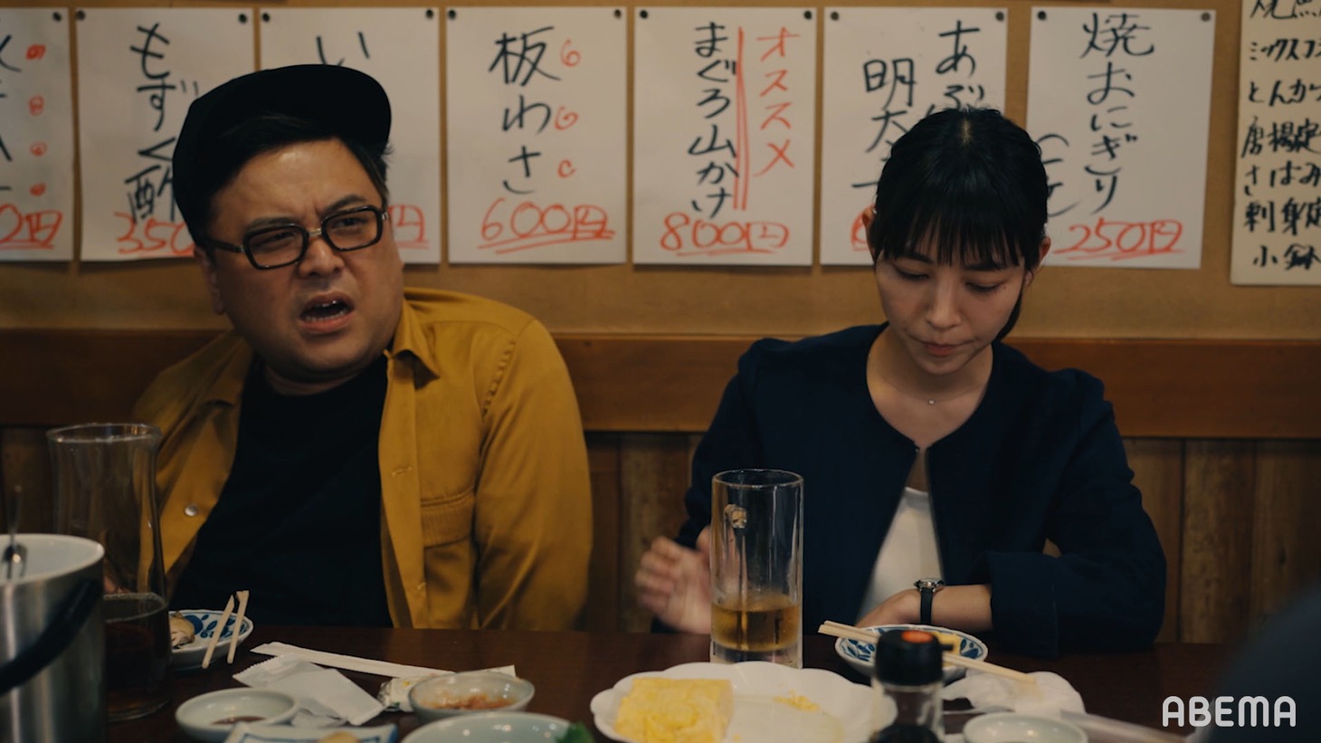 とろサーモン久保田演じるライター・久保かずき（左）、吉谷彩子演じる上原（右）。
