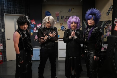 「ビジュアル系」。左から、チョコレートプラネット、霜降り明星せいや、ハナコ岡部。(c)フジテレビ