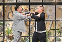 即興コントを繰り広げるチョコレートプラネット。(c)TBS