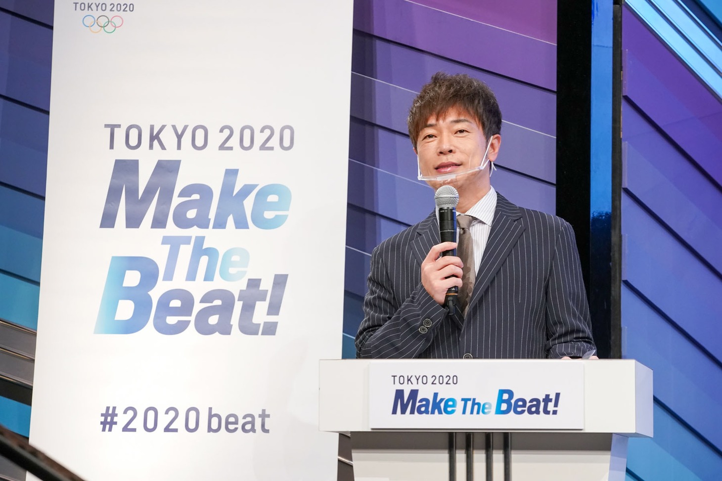 会見司会の陣内智則。