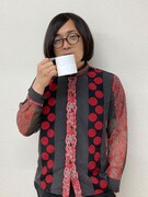 ガムテープをマグカップに見立てて持つ松原タニシ。