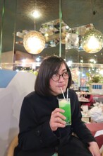 プライベートでマヅラ喫茶店を訪れる松原タニシ。