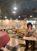 プライベートでマヅラ喫茶店を訪れる松原タニシ。