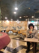 プライベートでマヅラ喫茶店を訪れる松原タニシ。
